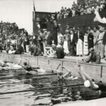 Nederlands: Omschrijving: Sport. Olympische Spelen Amsterdam 1928 : Zwemmen : De start van de 100 m rugslag dames.